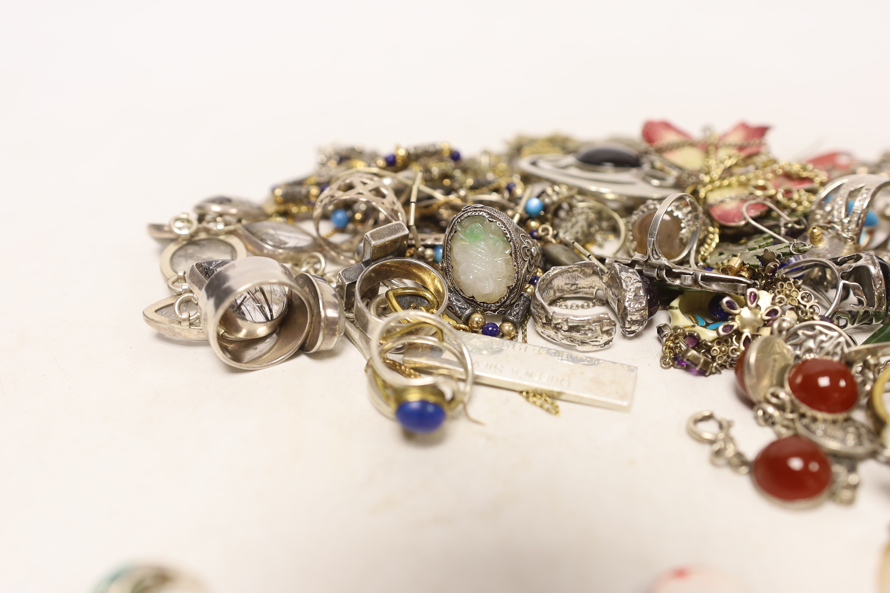 A quantity of assorted costume jewellery including rings, chain, earrings, etc.